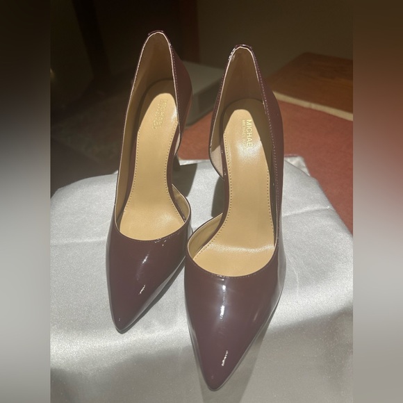 MICHAEL KORS MAROON PATENT LEATHER PUMPS SZ 8 LIKE NEW CONDITION - Picture 3 of 12